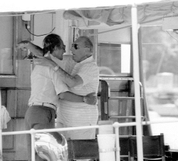 El Rey Juan Carlos se despide con un abrazo de su padre, Don Juan de Borbón, en el Club de Mar de Palma de Mallorca, momentos antes de zarpar éste a b